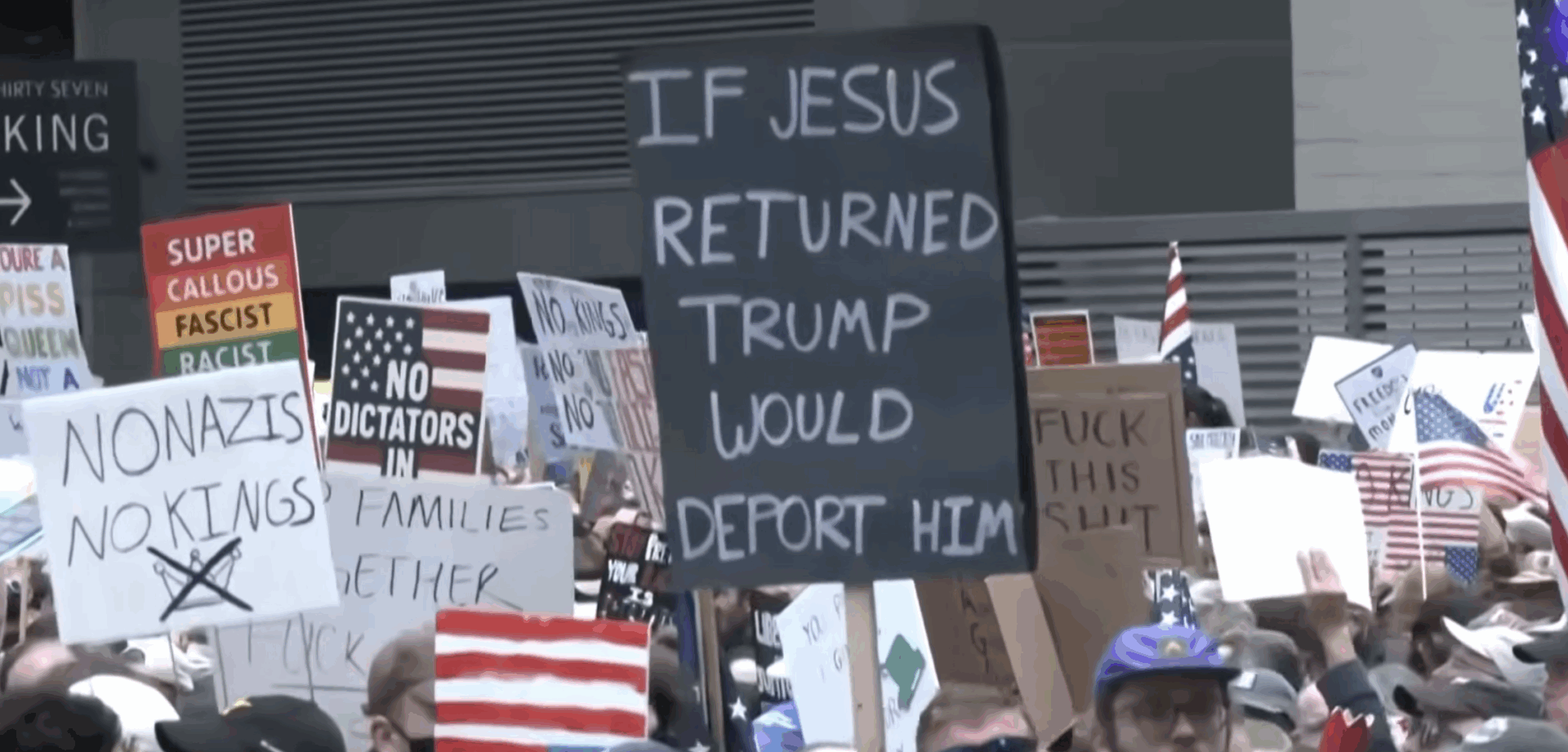 Manifestantes marchan con pancartas y paraguas en Washington contra políticas de Trump